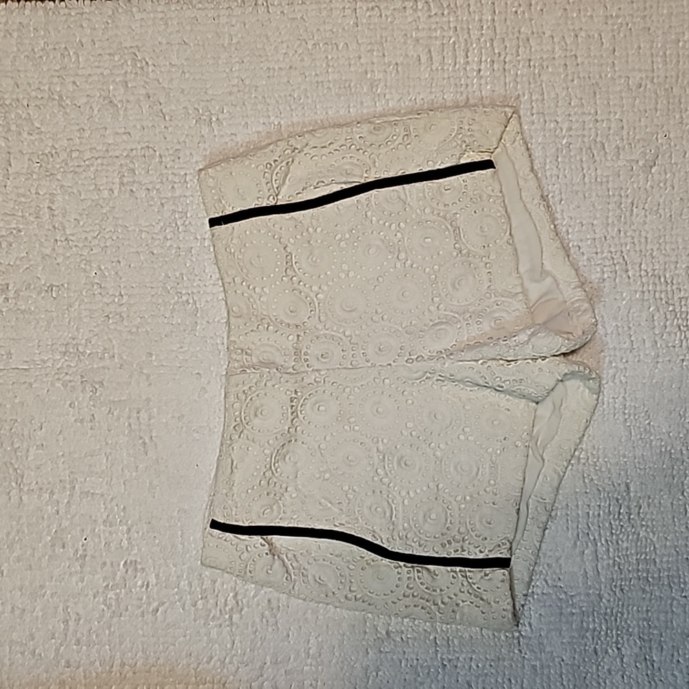 Stunning pair of GB brand white crochet pair of girls jr's Size 3 shorts.